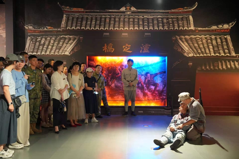 赏行浸长征剧目 庆别样红色生日——福建省文旅厅举办行浸式长征情景剧《最远的长征》公益惠民活动