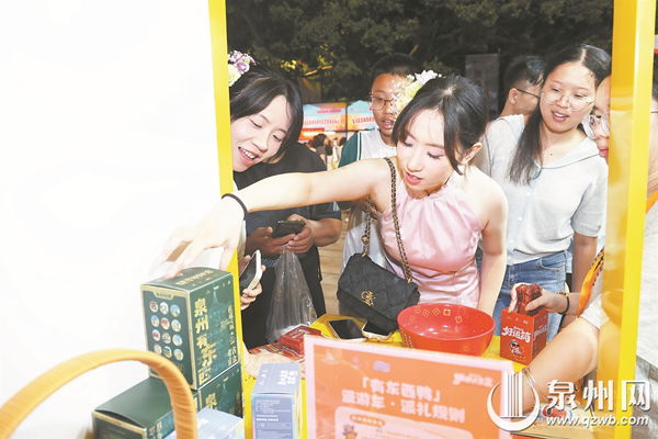泉州：古城掀起‘集盒’热 万份好礼‘飒飒’来袭