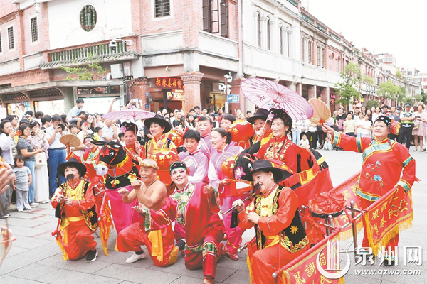 泉州：非遗街秀轮番上演 游客漫步沉浸体验