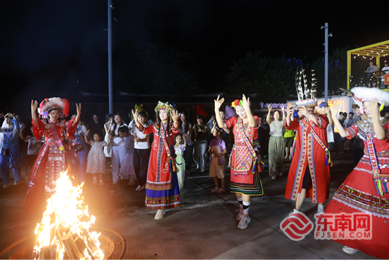 华安土楼国庆奇妙之夜启幕 日闯关夜巡游带游客“夜游土楼·闯关寻礼”
