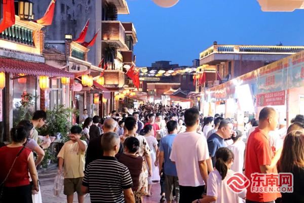 国庆洛阳桥畔美食云集 近60个摊位点亮世遗烟火