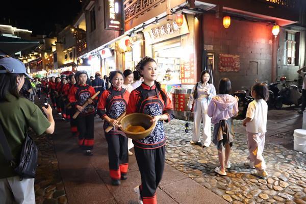 三明泰宁：擂茶香飘古街巷 非遗夜宴“醉”游人