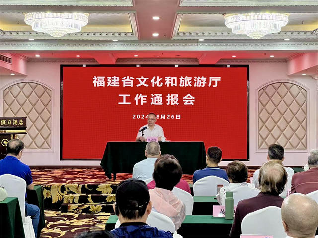 张源生向老干部通报我省文化和旅游工作