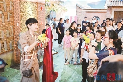 “演艺游”“剧本游”等新玩法受游客青睐 点燃厦门暑期旅游市场